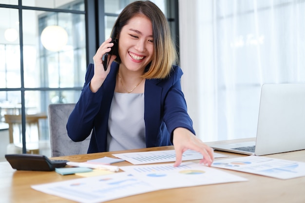 Retrato de uma bela e inteligente jovem empresária empresário trabalhando na estação de trabalho moderna.