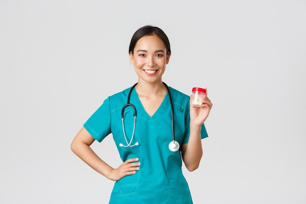 Retrato de uma bela enfermeira asiática posando