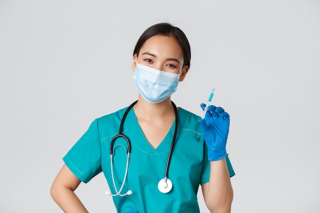 Retrato de uma bela enfermeira asiática posando