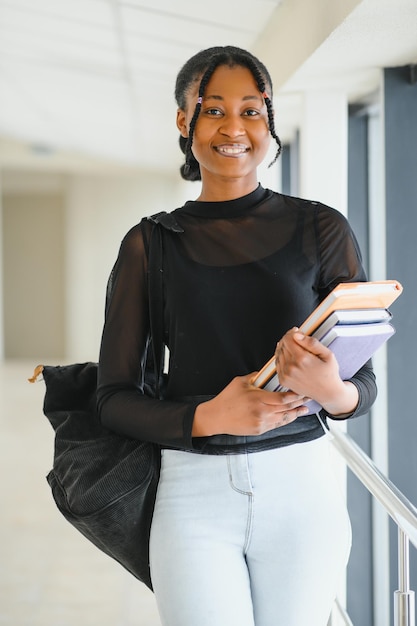 Foto retrato de uma bela estudante universitária afro-americana