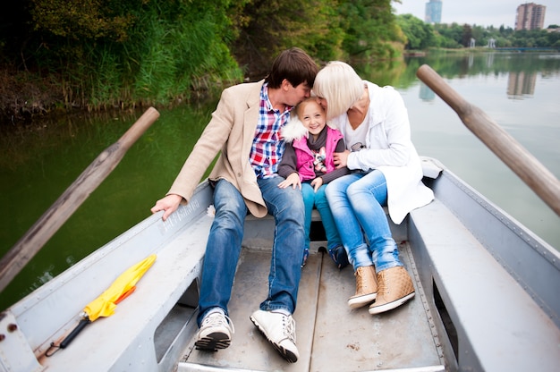 Retrato de uma bela família no barco.