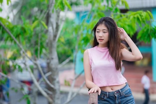 Retrato de uma bela garota chique asiática posar para tirar uma fotoEstilo de vida de adolescentes tailândia conceito de mulher moderna feliz