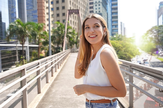 Foto retrato de uma bela garota sorridente em são paulo, brasil