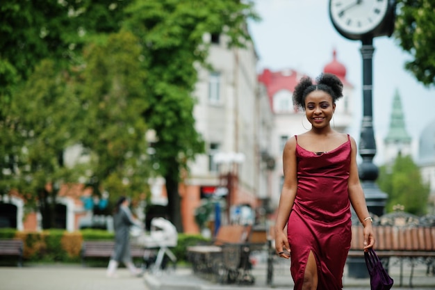 Retrato de uma bela jovem africana natural com cabelo afro Modelo negro em vestido de seda vermelho