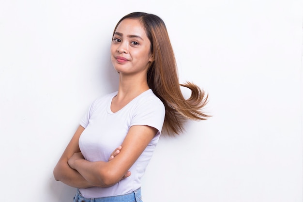 retrato de uma bela jovem asiática com cabelo limpo e fresco isolado no fundo branco