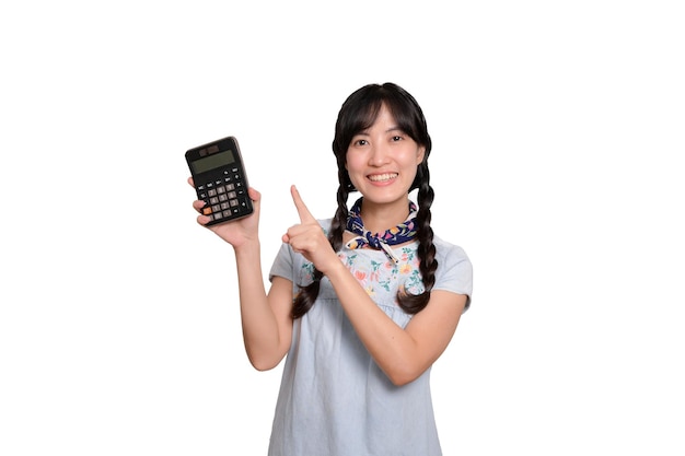 Retrato de uma bela jovem asiática em vestido jeans segurando calculadora no conceito on-line de compras de negócios de fundo branco