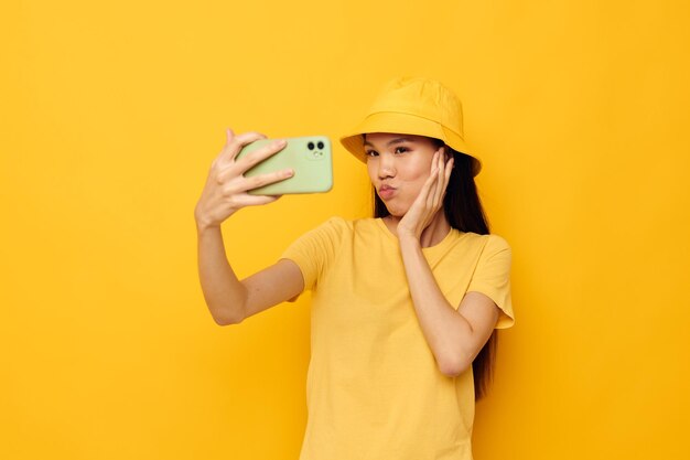 Retrato de uma bela jovem asiática falando ao telefone posando um tiro monocromático de moda