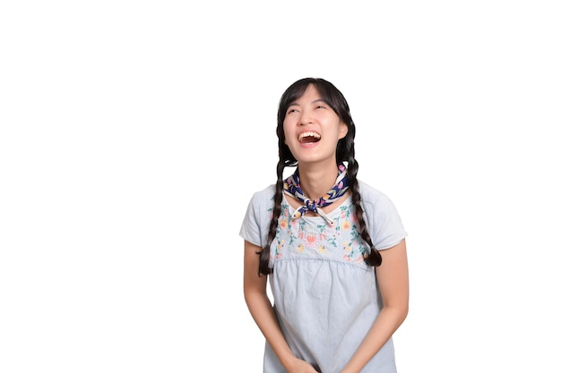 Retrato de uma bela jovem asiática feliz em vestido jeans em fundo branco
