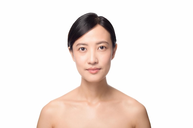 Retrato de uma bela jovem asiática limpa e fresca conceito de pele nua Menina asiática beleza rosto skincare e saúde bem-estar Tratamento facial Pele perfeita Maquiagem natural em fundo branco