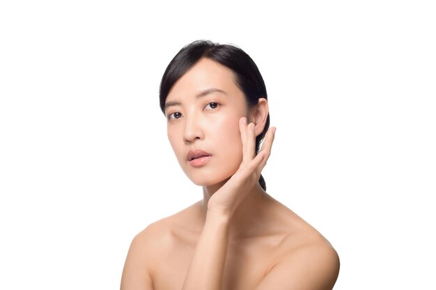 Retrato de uma bela jovem asiática limpa e fresca conceito de pele nua Menina asiática beleza rosto skincare e saúde bem-estar Tratamento facial Pele perfeita Maquiagem natural em fundo branco