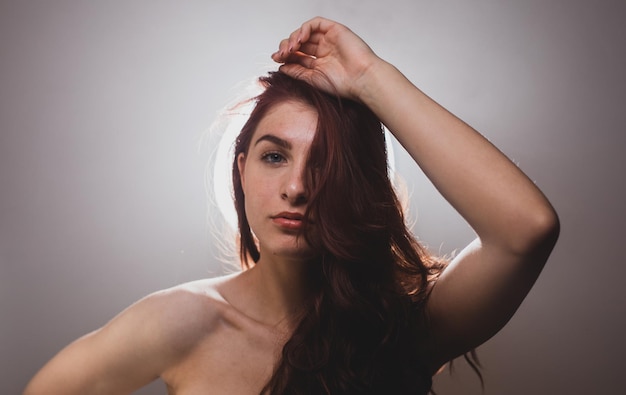 Retrato de uma bela jovem com a mão no cabelo