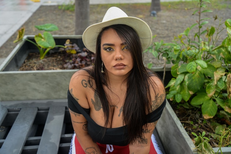 Foto retrato de uma bela jovem com chapéu