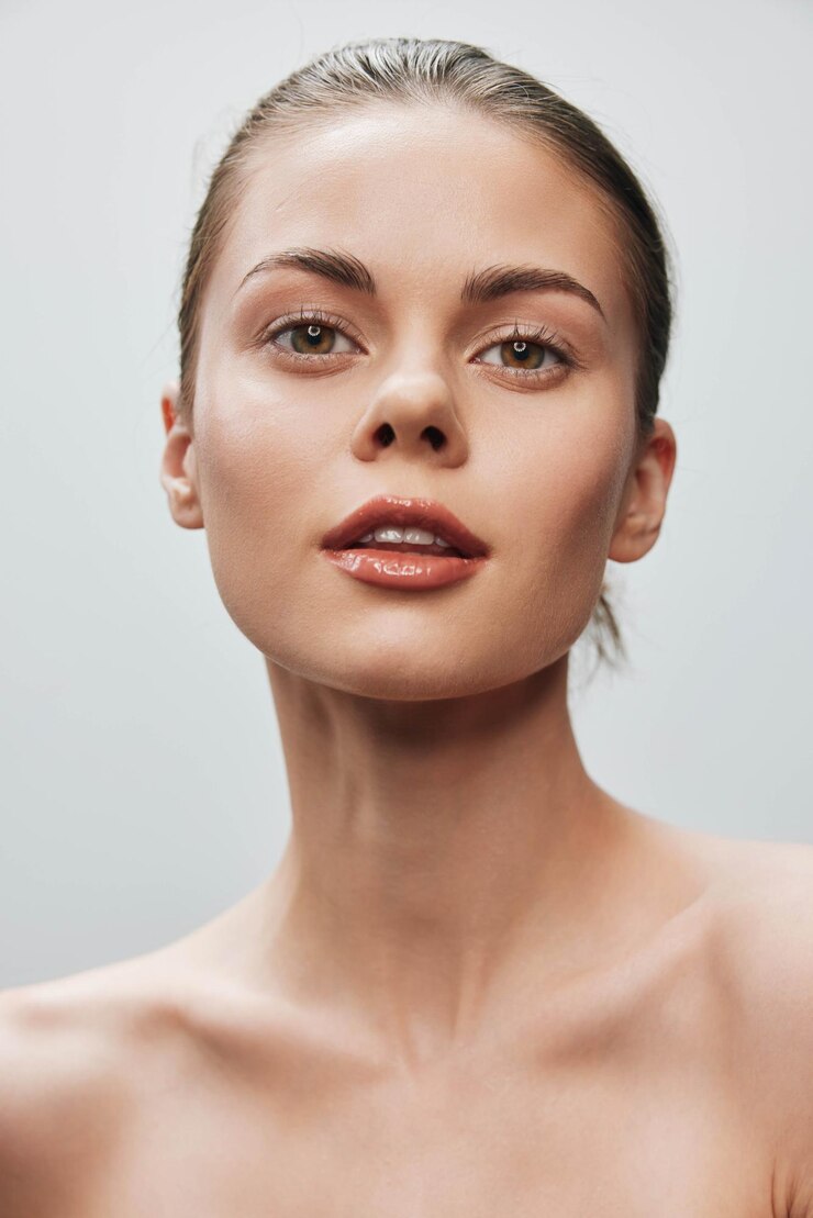 Foto retrato de uma bela jovem com pele limpa e maquiagem natural em fundo branco beleza