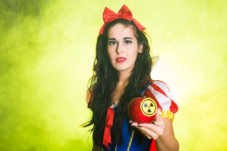 Foto retrato de uma bela jovem contra fundo vermelho