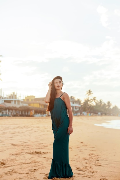 Retrato de uma bela jovem de vestido na praia