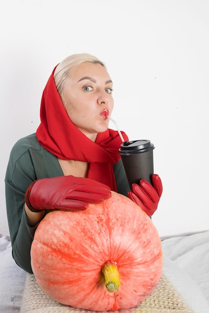 Retrato de uma bela jovem loira com abóbora pronta para a maquete de celebração do halloween para cartão postal e convite ou anúncio