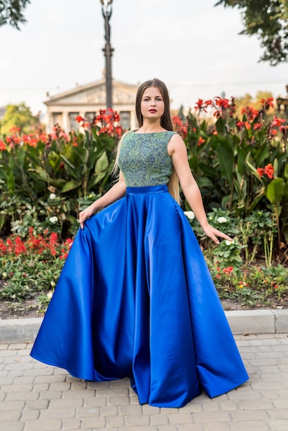 Retrato de uma bela jovem loira em vestido de cocktail