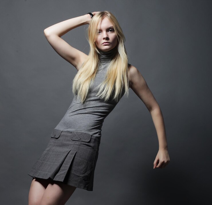 Foto retrato de uma bela jovem loira em vestido preto