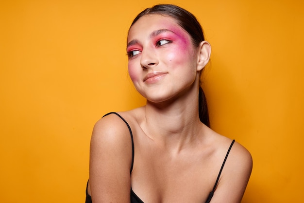 Retrato de uma bela jovem maquiagem brilhante posando emoções de moda vista recortada inalterada