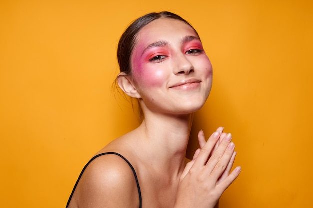 Retrato de uma bela jovem maquiagem brilhante posando emoções de moda vista recortada inalterada