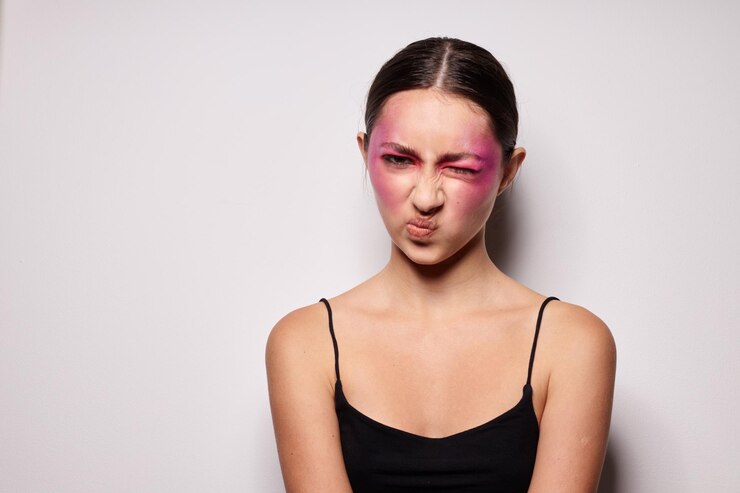 Foto retrato de uma bela jovem maquiagem de rosto rosa, posando um olhar atraente de fundo claro inalterado