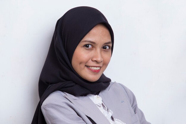 Retrato de uma bela jovem muçulmana asiática com pele limpa e fresca isolada no branco