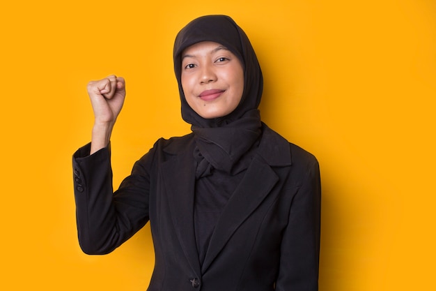 Retrato de uma bela jovem muçulmana usando um hijab preto