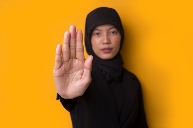 Retrato de uma bela jovem muçulmana usando um hijab preto