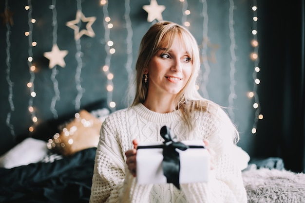 Retrato de uma bela jovem no interior festivo de natal e ano novo