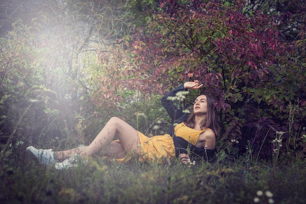 Retrato de uma bela jovem no momento romântico da floresta colorida do outono