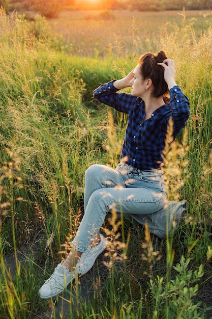 Foto retrato de uma bela jovem no prado