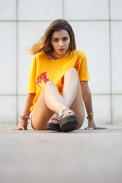 Retrato de uma bela jovem sentada ao ar livre