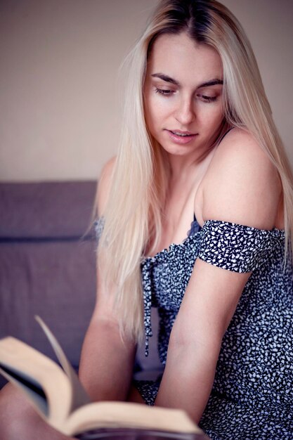 Foto retrato de uma bela jovem sentada em casa