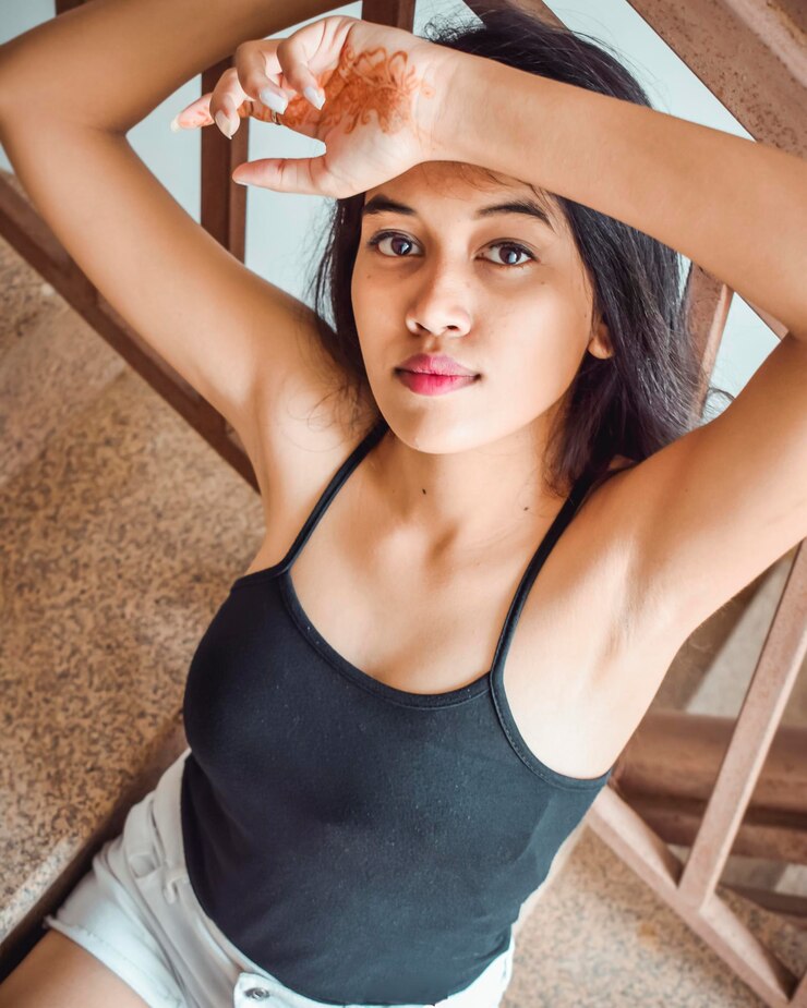Foto retrato de uma bela jovem sentada na escada