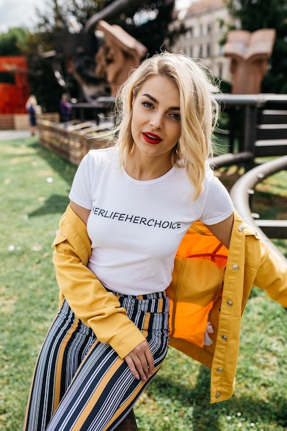 Retrato de uma bela jovem sentada no parque