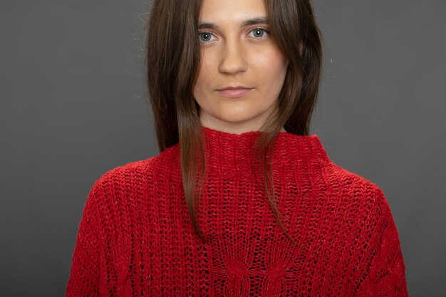 Retrato de uma bela jovem sobre fundo vermelho