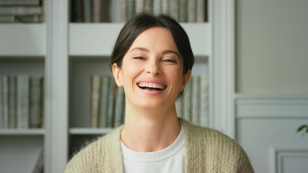 Retrato de uma bela jovem sorridente e confiante