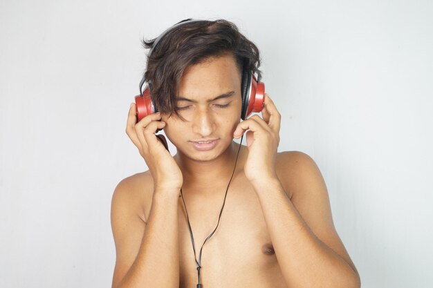 Retrato de uma bela jovem usando um telefone celular contra a parede