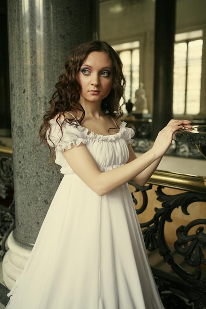 Retrato de uma bela jovem vitoriana em vestido branco