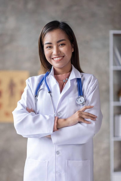 Retrato de uma bela médica asiática sentada em um consultório médico
