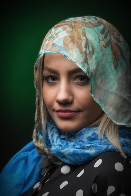Retrato de uma bela modelo de moda usando hijab contra um fundo colorido