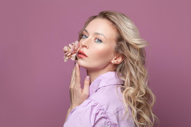 Foto retrato de uma bela modelo feminina em fundo rosa