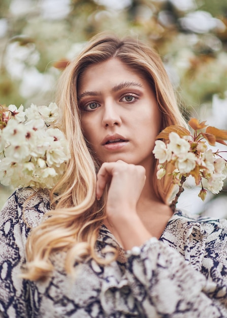 Retrato de uma bela mulher com flores