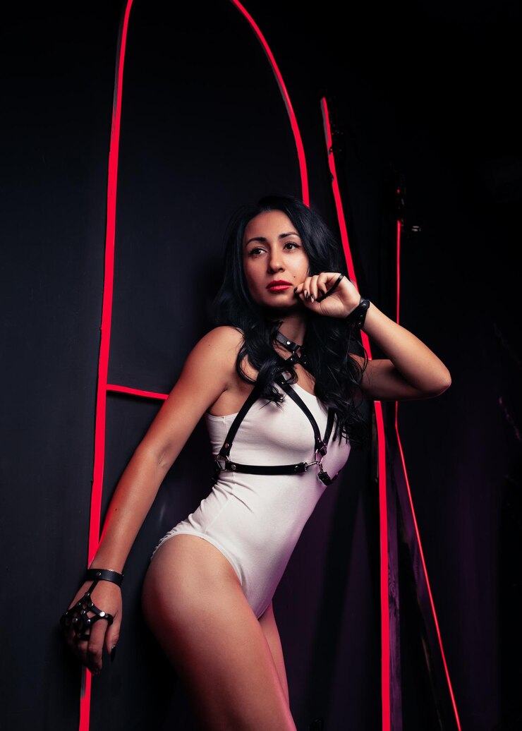 Foto retrato de uma bela mulher de cabelo vermelho contra um fundo preto