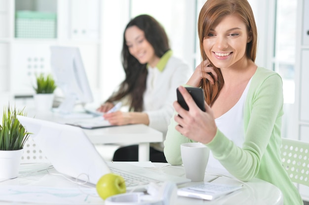 Retrato de uma bela mulher de negócios com um laptop no escritório