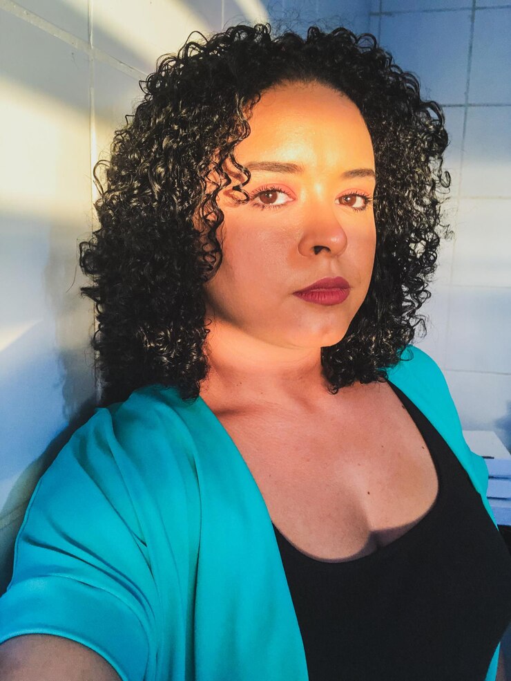 Foto retrato de uma bela mulher de pé em casa