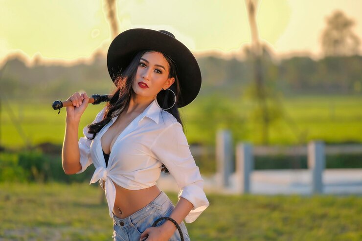 Foto retrato de uma bela mulher de pé no campo