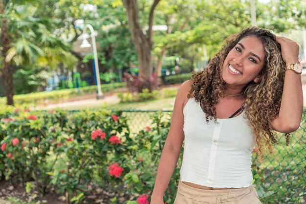 Retrato de uma bela mulher de raça mista no parque