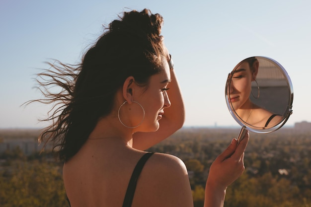 Retrato de uma bela mulher em terra contra o céu