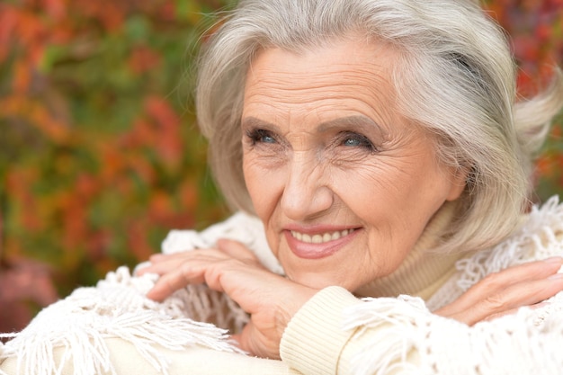 Retrato de uma bela mulher sênior posando ao ar livre